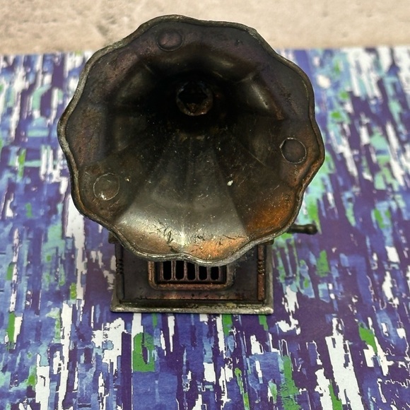 Vintage Play Me Pencil Sharpener Miniature Antique PHONOGRAPH RECORD PLAYER 3 in - Picture 2 of 6